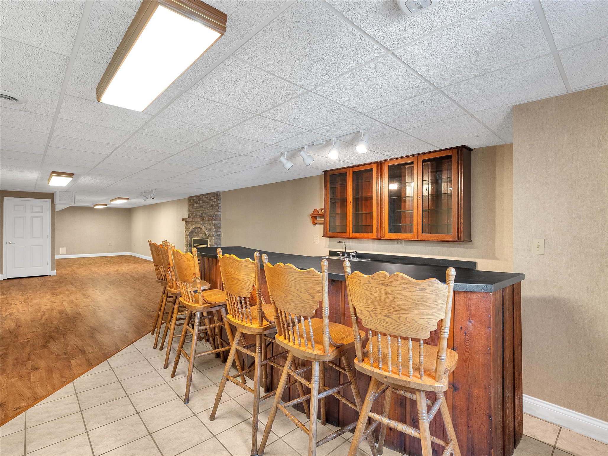 Lower level wet bar and recreation area